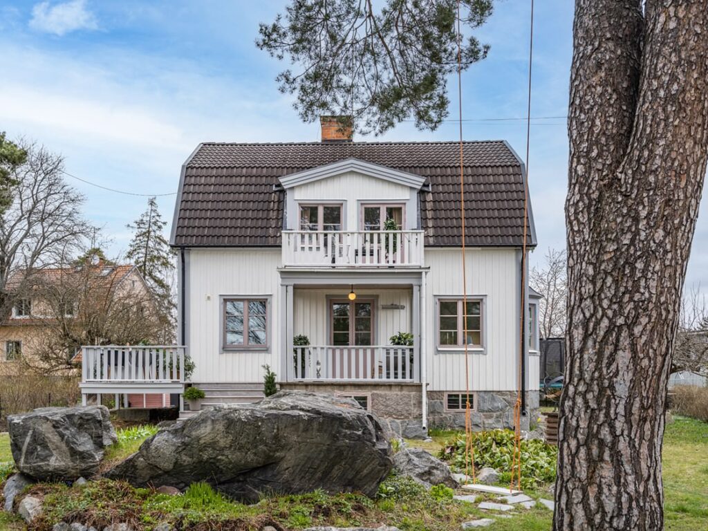 Renoverad Fasad Villa. Jakobsberg Östra Järfälla