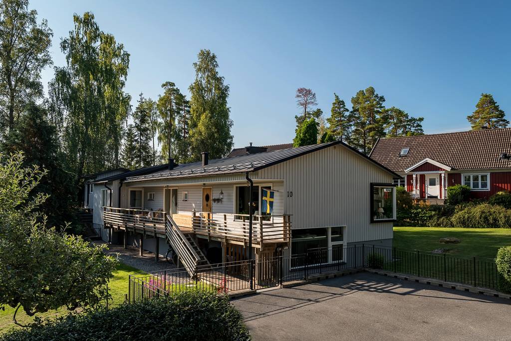 Takrenovering av lada 90 m2 inkl röjning husgrund. Skarpäng Täby