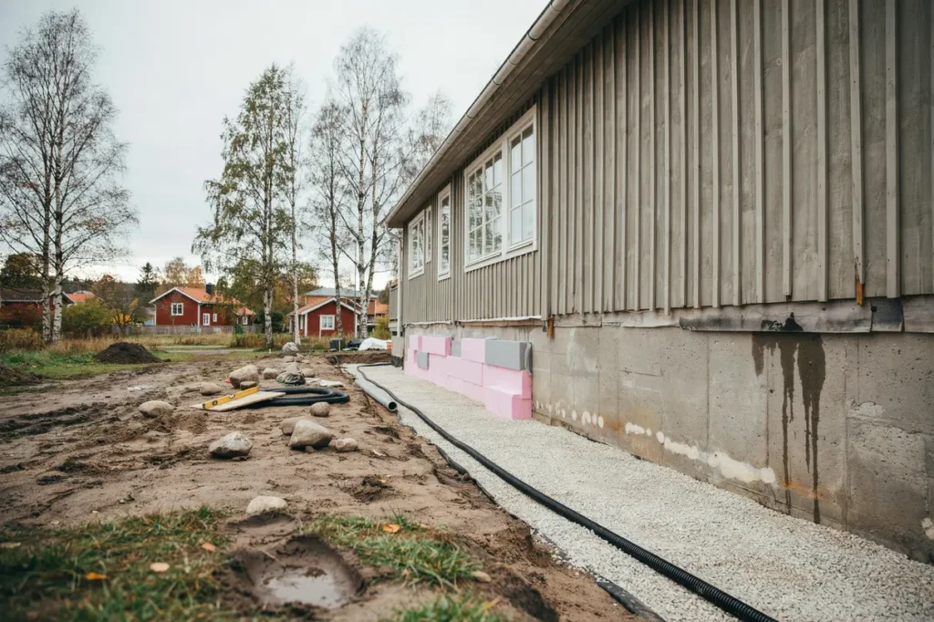 skydda huset fr n fukt och v rmel ckage med dr nering och till ggsisolering av husgrunden